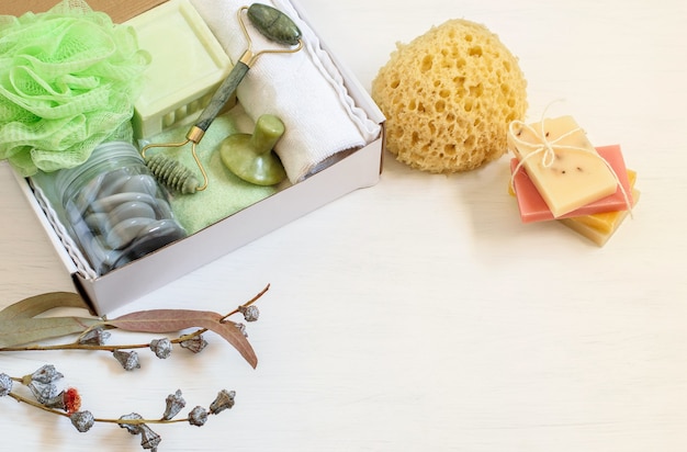 Zdjęcie pudełko prezentowe do higieny osobistej z kosmetykami eukaliptusowymi i asortymentem mydeł owocowych przygotowanych dla rodziny lub przyjaciela