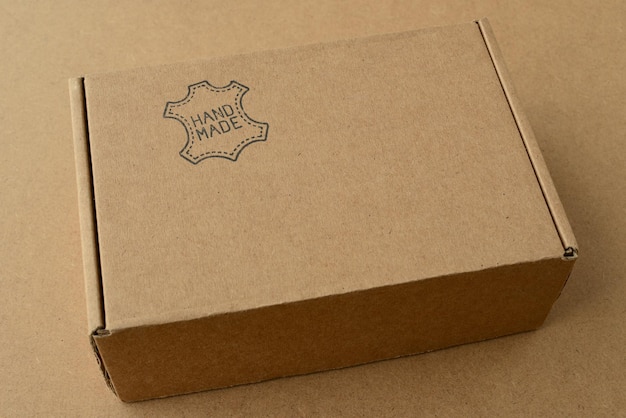 Zdjęcie pudełko prezentowe pudełko kartonowe z napisem handmade box z ręcznie robionymi wyrobami skórzanymi