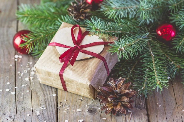 Pudełko prezentowe ze świątecznymi gałęziami jodły i szklaną kulą