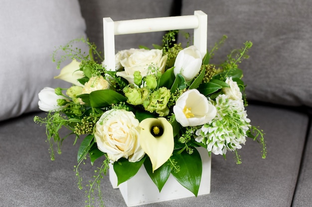 Pudełko z białymi świeżymi kwiatami piękne kwiaty do dekoracji Dostawa kwiatów