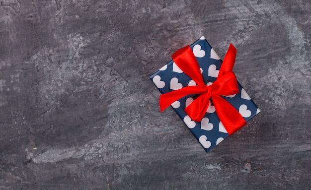 Zdjęcie pudełko z czerwoną wstążką. prezent świąteczny. symbol koncepcja walentynki. kartkę z życzeniami