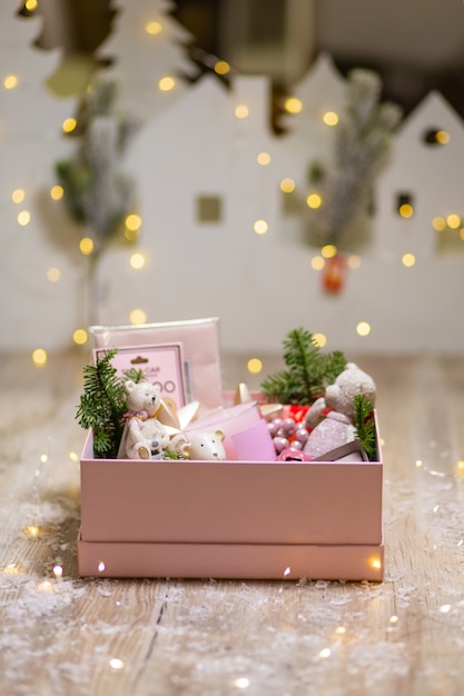 Pudełko z dekoracjami świątecznymi