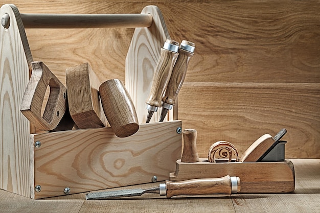 Pudełko z narzędziami stolarskimi drewniany młotek dłuto stolarzy samolot