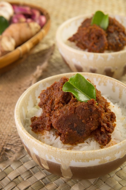 Pudełko z parzonym ryżem z pikantnym chutney na matce