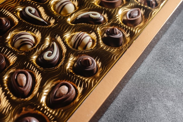 Pudełko z różnymi czekoladkami mix asortymentu czekolady na czarnym widoku z góry
