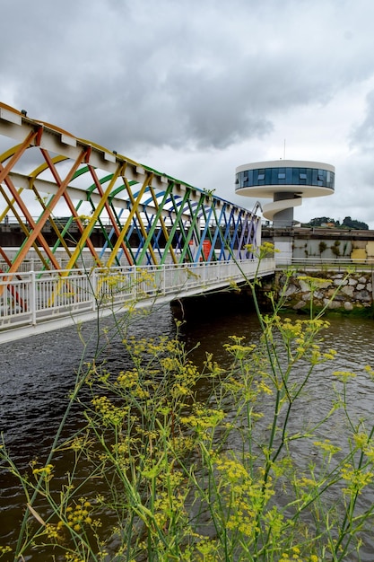 Puente de colores que conecta Avilés con el Centro Niemeyer, Asturia, Hiszpania