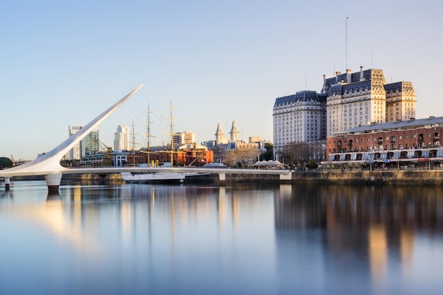 Zdjęcie puente de la mujer nad rzeką guadalquivir na tle nieba