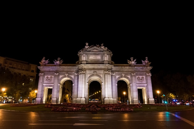 Puerta De Alcala (brama Alcala) Na Plaza De La Independencia (plac Niepodległości) W Madrycie, Hiszpania.