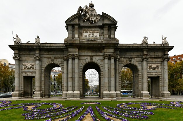 Zdjęcie puerta de alcala neoklasyczna brama na placu niepodległości w madrycie hiszpania inskrypcja król karol iii