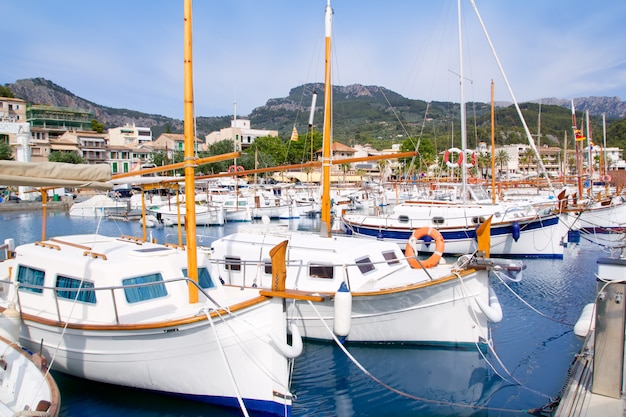 Puerto de Soller Port of Mallorca z łodziami lllaut