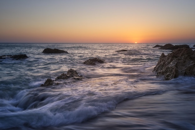 Zdjęcie puesta de sol en el mar