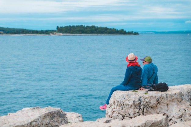 Pula Chorwacja 21 maja 2019 r. starsza para siedzi, ciesząc się widokiem na zatokę morską