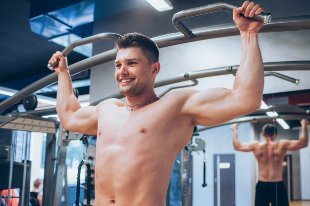 Pull-upy ciężko treningu siłowni człowiek koncepcja sportu. Styl życia sportowca. Siłą woli.