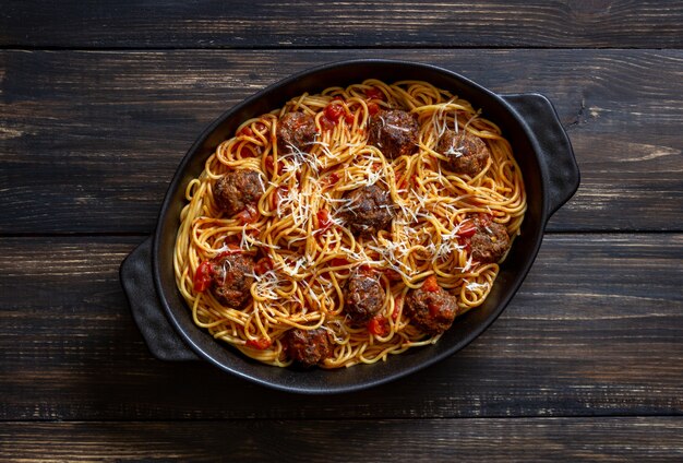 Pulpety ze spaghetti, sosem pomidorowym i parmezanem. Kuchnia włoska.