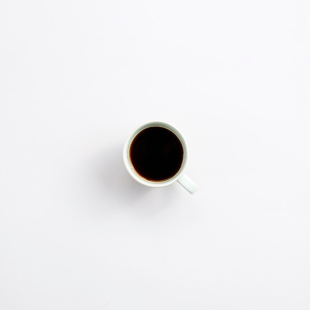 Zdjęcie pulpit biurowy z filiżanką kawy