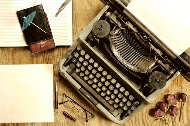 Pulpit do pisania z maszyną do pisania w stylu retro