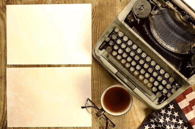Zdjęcie pulpit do pisania z maszyną do pisania w stylu retro
