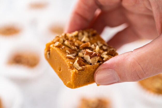 Zdjęcie pumpkin spice fudge z orzechami pecan