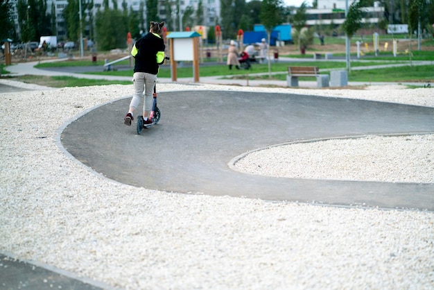 Pumptrack dla hulajnóg jeżdżących na świeżym powietrzu podczas zajęć sportowych