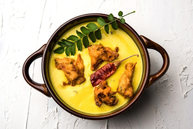 Punjabi Kadhi Pakoda lub curry Pakora, kuchnia indyjska podawana w misce lub karahi, selektywne skupienie