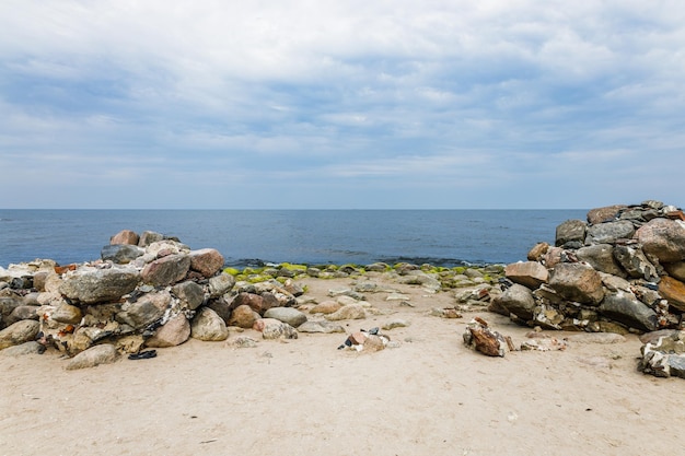 Punkt krzyżowy Cape Kolka na plaży Morza Bałtyckiego na Łotwie