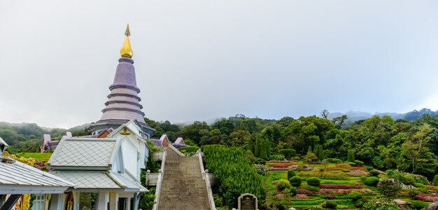 Punkt orientacyjny krajobraz pagoda Noppamethanedol &amp; Noppapol Phumsiri w parku narodowym doi Inthanon