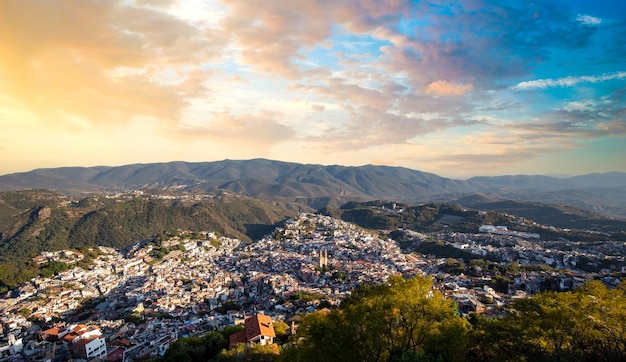 Punkt widokowy Mexico Taxco z widokiem na malownicze wzgórza i kolorowe kolonialne historyczne centrum miasta