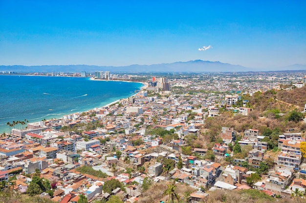 Punkt widokowy Mirador w Meksyku Cerro La Cruz z panoramicznym widokiem na plaże i hotele w Puerto Vallarta