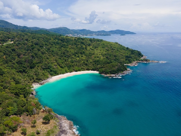 Zdjęcie punkt widokowy na czarną skałę. morze andamańskie w phuket w tajlandii. 4k uhd