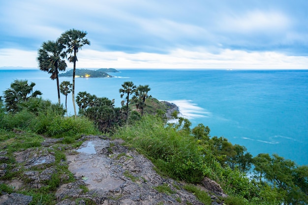 Punkt widokowy na jaskinię Phromthep w Phuket w Tajlandii.