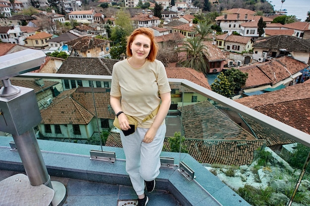 Punkt widokowy na stare miasto w antalyi turcja rudowłosa europejska kobieta pozuje