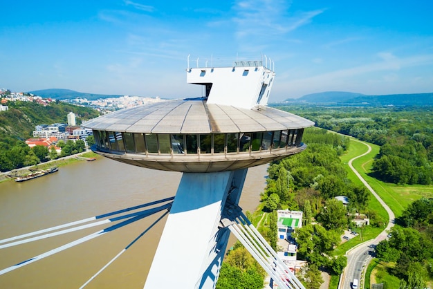 Punkt widokowy UFO w panoramicznym widoku z lotu ptaka SNP New Bridge. SNP to most na rzece Danude w Bratysławie. Bratysława jest stolicą Słowacji.