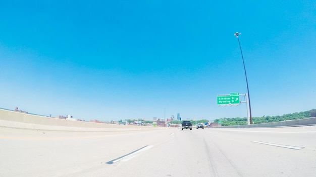 Punkt widzenia POV - Jadąc na wschód autostradą międzystanową 70 przez Kansas City.