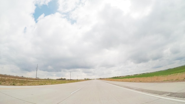 Punkt widzenia POV - Jazda na wschód na autostradzie międzystanowej 76 na wiosnę.