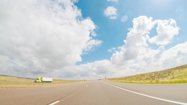 Punkt widzenia POV - Jazda na wschód na autostradzie międzystanowej 76 na wiosnę.