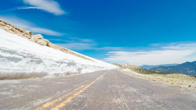 Punkt widzenia POV - Jazda po alpejskiej drodze Mount Evans wczesnym latem.