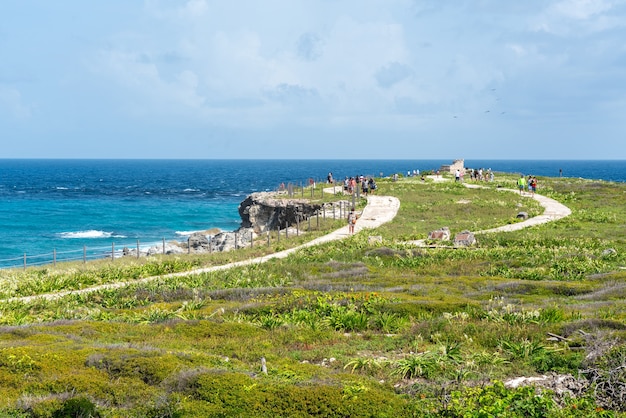 Punta Sur Najbardziej Wysunięty Na Południe Punkt Meksykańskiej Plaży Isla Mujeres Ze Skałami Na Morzu Karaibskim?