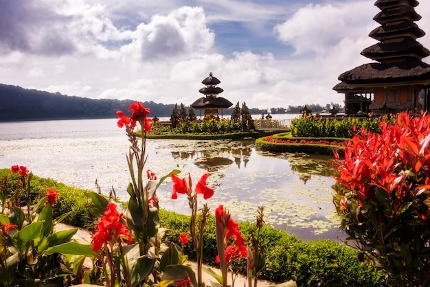 Pura Ulun Danu Bratan hinduska świątynia na wyspie Bali Indonezja