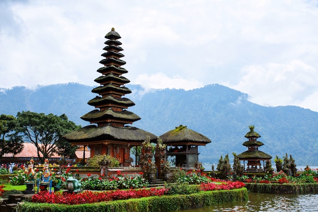 Pura Ulun Danu Bratan. Hinduska świątynia Otoczona Kwiatami Na Jeziorze Bratan, Bali.