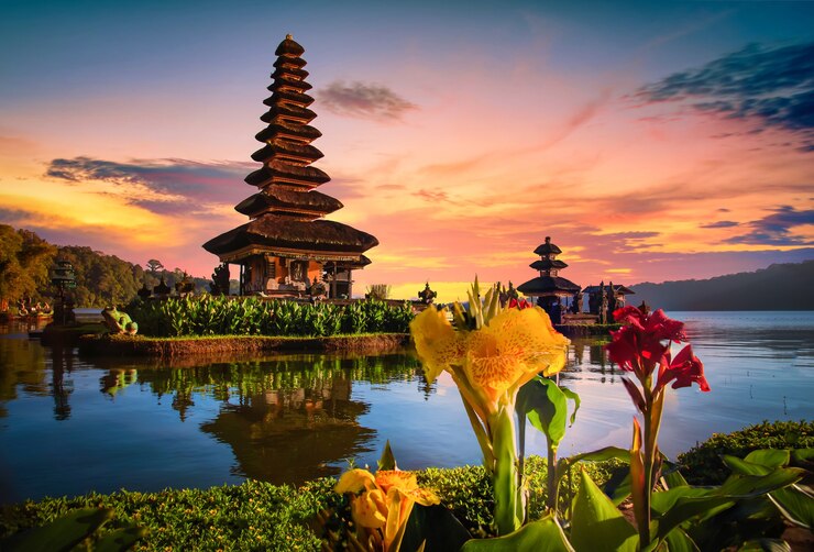 Pura Ulun Danu Bratan, Świątynia hinduska na jeziorze Bratan krajobraz o wschodzie słońca na Bali, Indonezja.