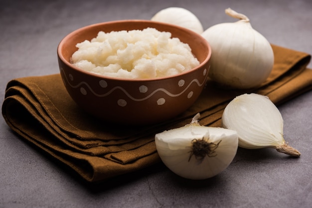 Puree z białej cebuli lub pasta Safed Pyaj ka, ważny składnik żywności