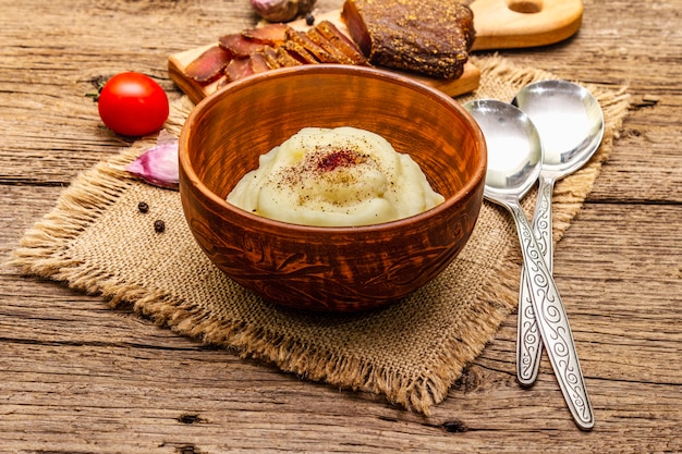 Puree z czosnku na Święto Dziękczynienia ze świeżymi pomidorami i pastrami. Serwetka z wory