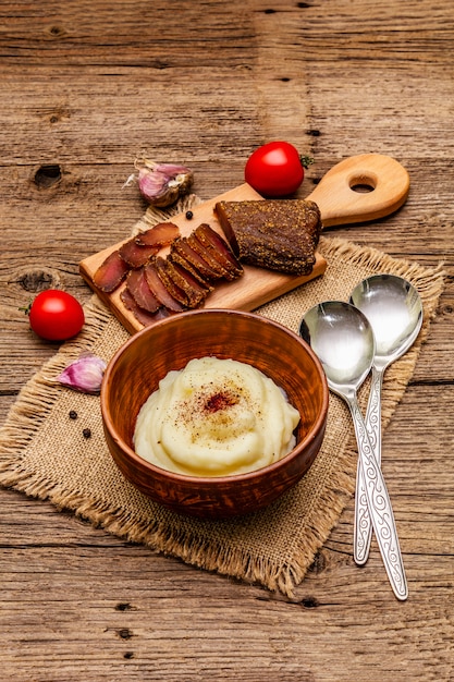 Puree Z Czosnku Na święto Dziękczynienia Ze świeżymi Pomidorami I Pastrami