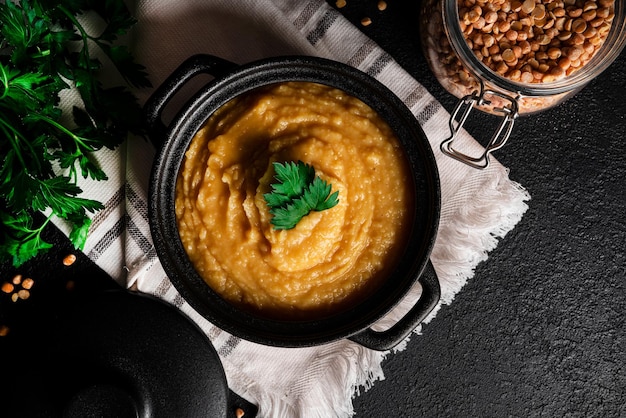 Puree z groszku na ciemnym tle Groch papkowaty Budyń grochowy Owsianka z grochu Zdjęcia wysokiej jakości