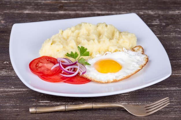 Puree ziemniaczane z jajkiem sadzonym i pomidorem