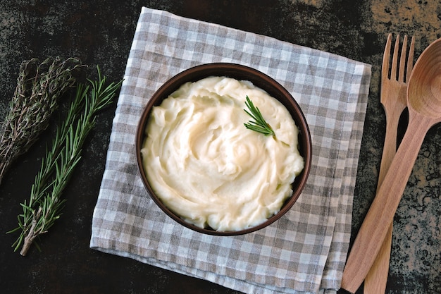 Puree Ziemniaczane Z Ziołami W Misce. Leżał Płasko.