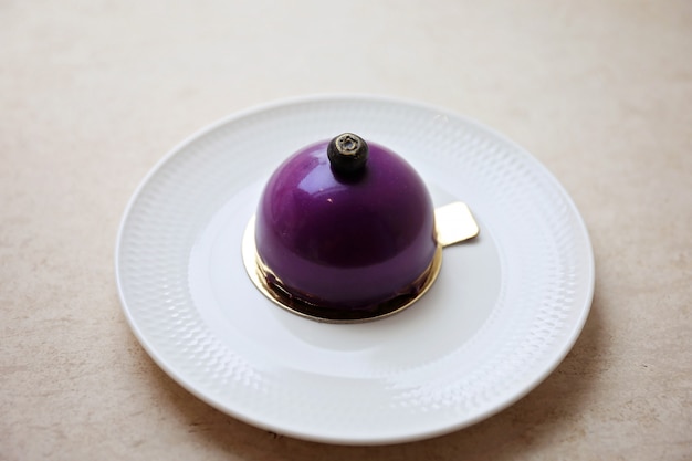 Zdjęcie purpurowa koperkowa pianka sernikowa z błyszczącym szkliwem lustrzanym