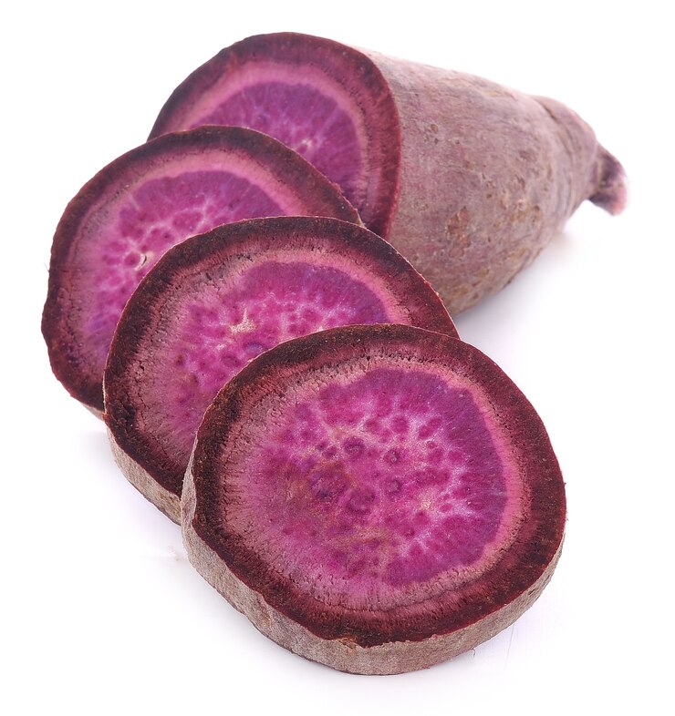 Purpurowi słodcy ignamy odizolowywający na białym tle