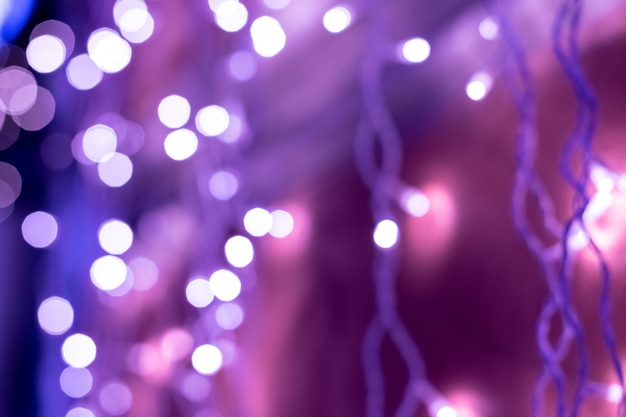 Purpurowy bokeh zamazujący światła tło