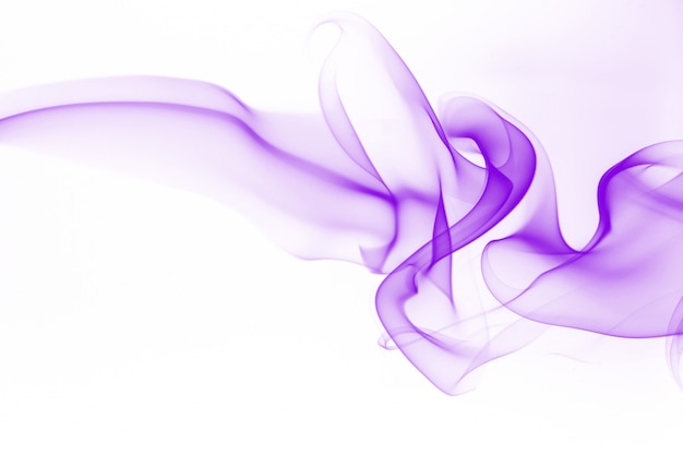 Purpurowy dymny ruchu abstrakt na białym tle